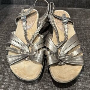 10w Beartraps sandals EUC